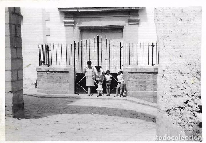 Alte Fotografie: ** T345 - FOTOGRAFIA - GRUPO FAMILIAR DELANTE DE UNA VERJA