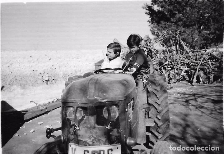 Alte Fotografie: ** T354 - FOTOGRAFIA - NI&Ntilde;OS SUBIDOS EN UN TRACTOR