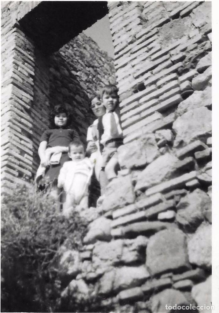 Alte Fotografie: ** T382 - FOTOGRAFIA - JOVENCITOS ASOMADOS EN UN HUECO DE VENTANA