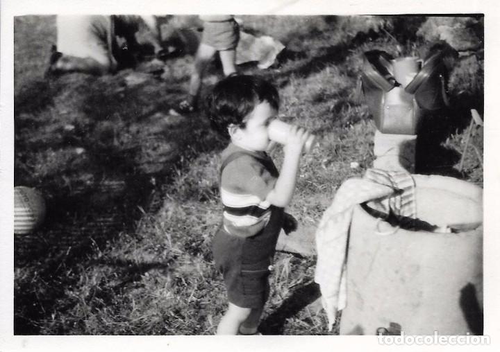 Alte Fotografie: ** T387 - FOTOGRAFIA - NI&Ntilde;ITO BEBIENDO CON UN VASO