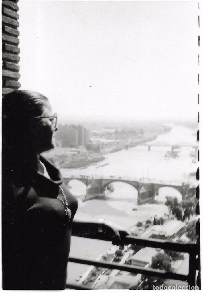 Alte Fotografie: ** T399 - FOTOGRAFIA - SE&Ntilde;ORA ASOMADA EN UNA TERRAZA O BALCON