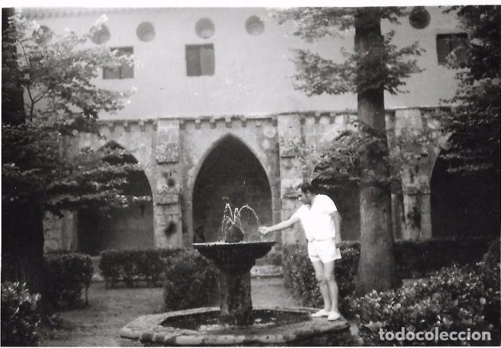 Alte Fotografie: ** T400 - FOTOGRAFIA - SE&Ntilde;OR JUNTO A UNA FUENTE