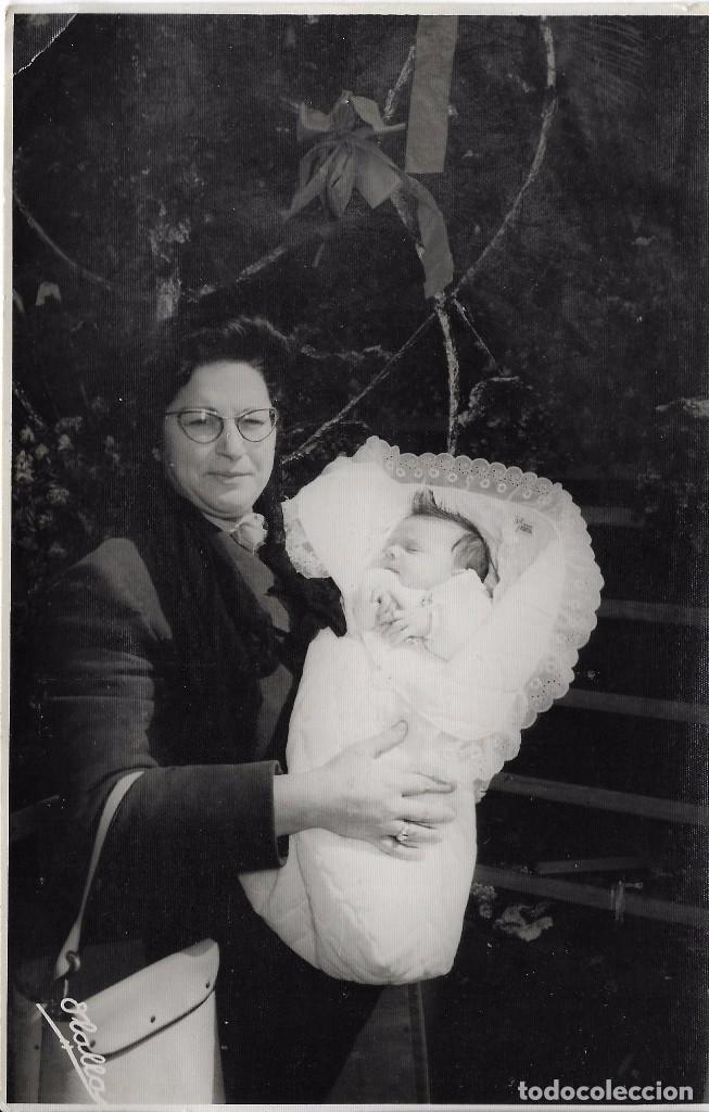 Fotograf&iacute;a antigua: :::: LL184 - FOTOGRAFIA - SE&Ntilde;ORA CON BEB&Eacute; EN BRAZOS - 17,5 X 11,5 CM.