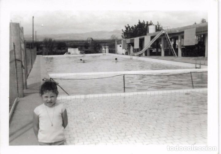 Fotografia antica: ** E702 - FOTOGRAFIA - NI&Ntilde;ITA JUNTO A UNA PISCINA