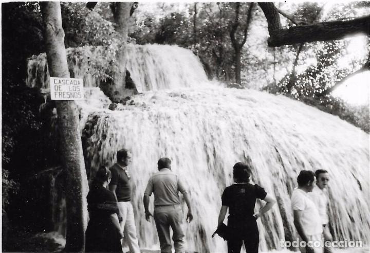 Alte Fotografie: ** E750 - FOTOGRAFIA - GRUPO DE GENTE JUNTO A UNA CASCADA