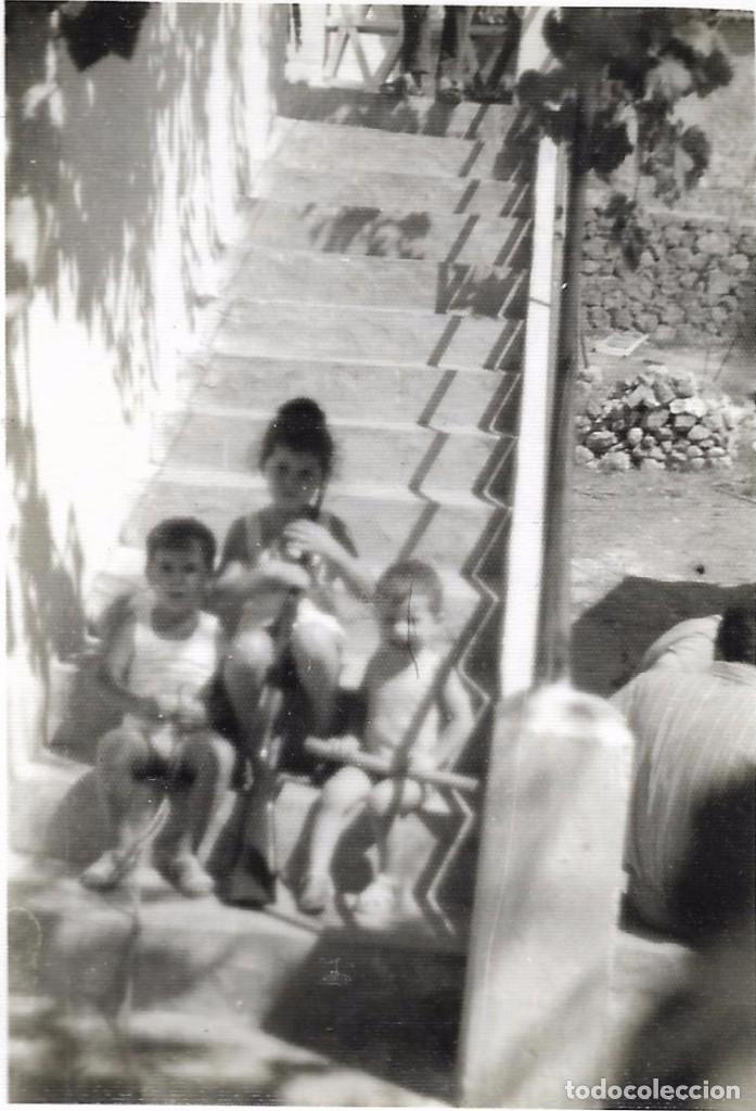 Alte Fotografie: ** E763 - FOTOGRAFIA - NI&Ntilde;ITOS SENTADOS EN UNA ESCALERA