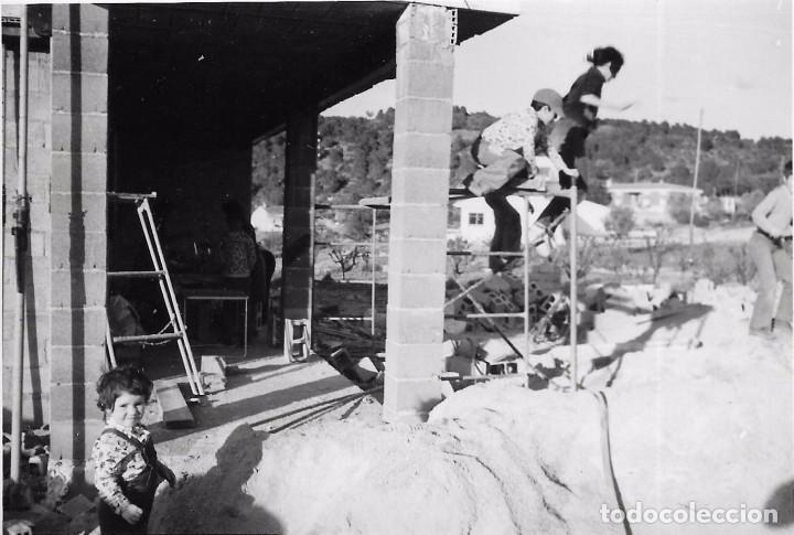 Alte Fotografie: *** QZ82 - FOTOGRAFIA - NI&Ntilde;O Y JOVENES EN UNA OBRA