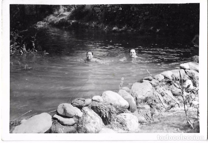 Alte Fotografie: ** E792 - FOTOGRAFIA - AMIGOS TOMANDO EL BA&Ntilde;O