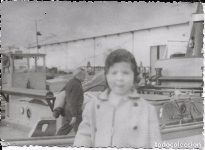 Alte Fotografie: *** E800 - FOTOGRAFIA - NI&Ntilde;ITA JUNTO A UNOS BARCOS