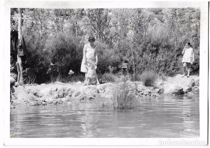 Alte Fotografie: ** AN903 - FOTOGRAFIA - SE&Ntilde;ORA CON DOS NI&Ntilde;AS JUNTO A UN RIO