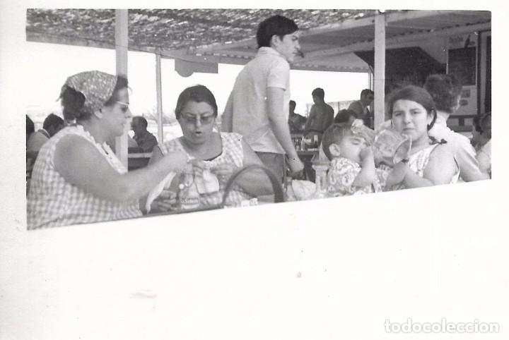 Alte Fotografie: *** QZ81 - FOTOGRAFIA - AMIGAS EN UN CHIRINGUITO DE PLAYA