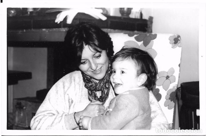 Alte Fotografie: *** QZ80 - FOTOGRAFIA - SE&Ntilde;ORA CON NI&Ntilde;O EN BRAZOS