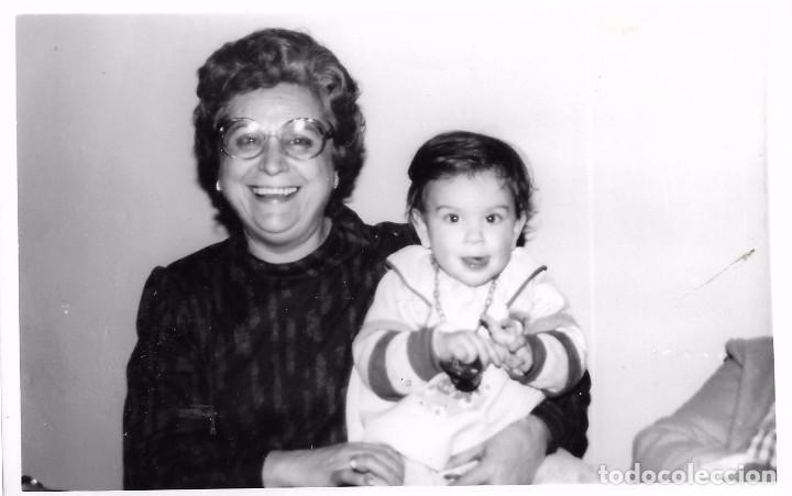 Alte Fotografie: == N558 - FOTOGRAFIA - SE&Ntilde;ORA CON NI&Ntilde;O EN BRAZOS