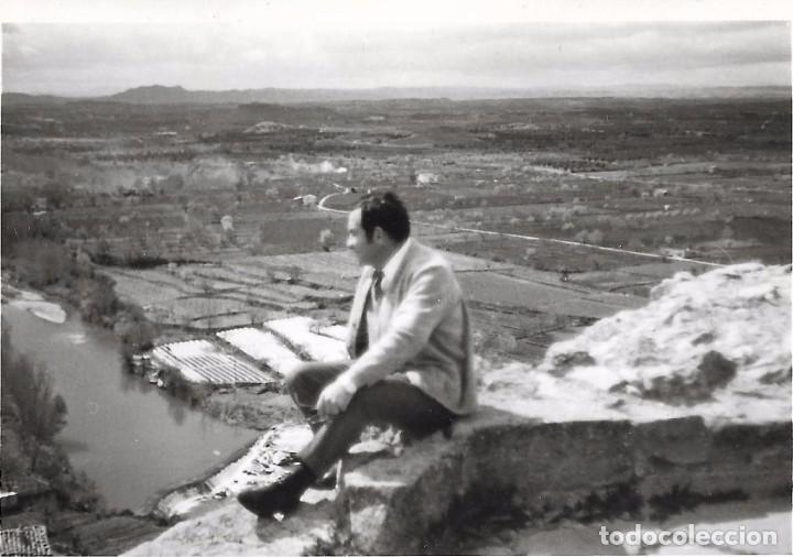 Alte Fotografie: ** AN905 - FOTOGRAFIA -  JOVEN SENTADO EN UN MURO