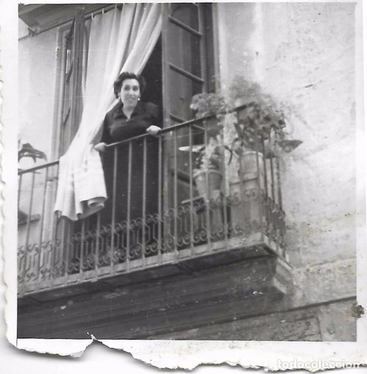 Alte Fotografie: ** AN907 - FOTOGRAFIA - SE&Ntilde;ORA ASOMADA A UN BALCON