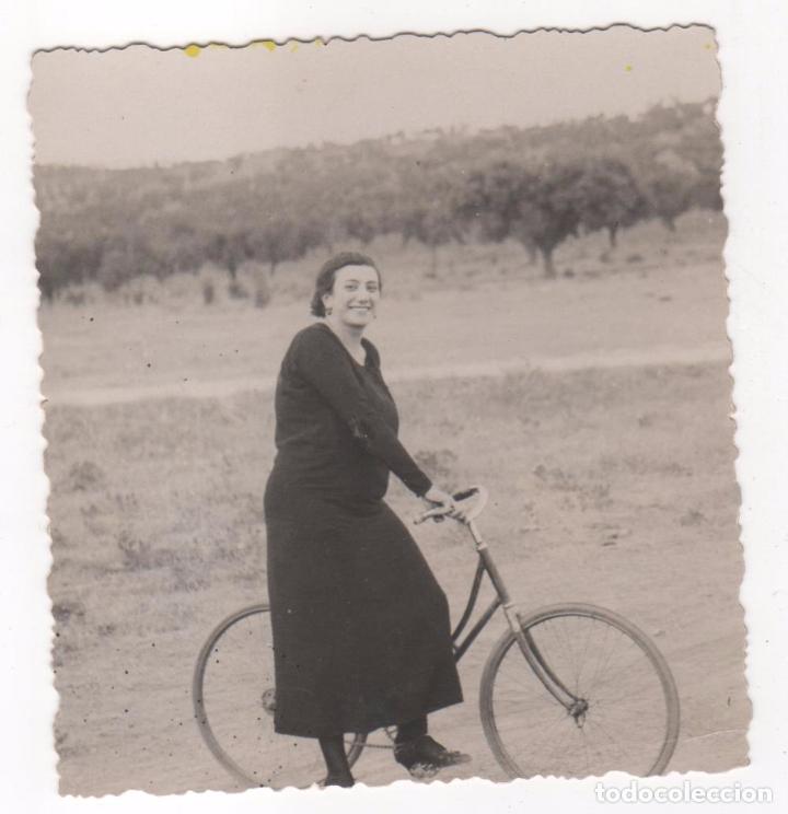 Fotograf&iacute;a antigua: Antigua Fotograf&iacute;a Tarjeta Postal de mujer con bicicleta antigua.  Tama&ntilde;o 7,5 X 8 cms.