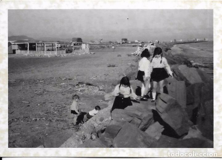 Fotograf&iacute;a antigua: ** AN955 - FOTOGRAFIA - NI&Ntilde;ITAS EN UNAS ROCAS JUNTO AL MAR