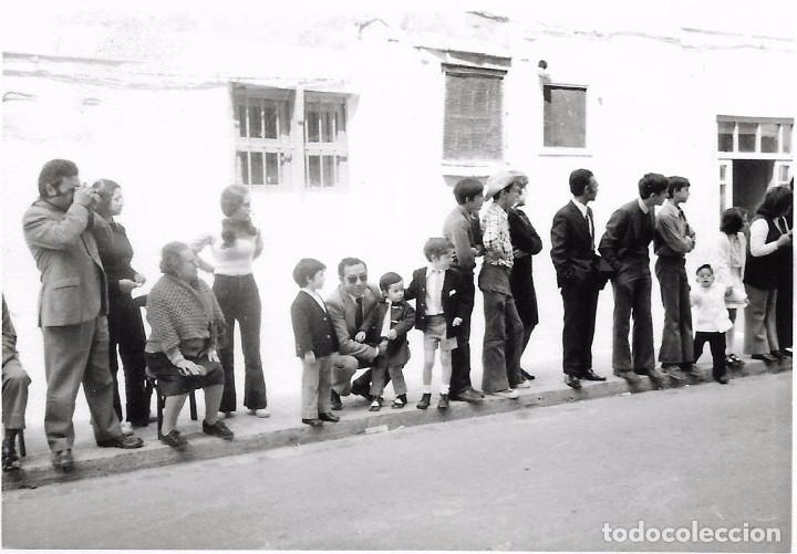 Fotograf&iacute;a antigua: ** AN967 - FOTOGRAFIA - GRUPO DE GENTE EN UNA ACERA