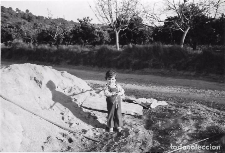 Fotograf&iacute;a antigua: :::: QA705 - FOTOGRAFIA - NI&Ntilde;ITA EN EL CAMPO