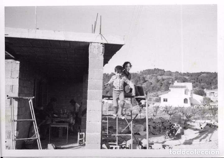 Fotograf&iacute;a antigua: :::: PN76 - FOTOGRAFIA - JOVENCITOS EN UNA OBRA