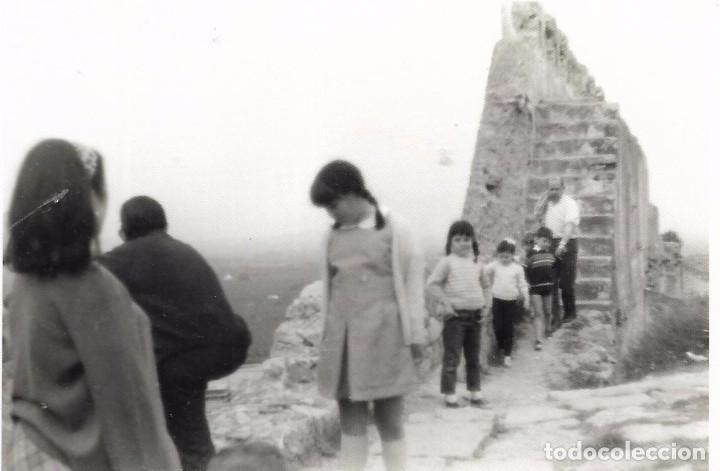 Fotograf&iacute;a antigua: ** AN975 - FOTOGRAFIA - JOVENCITOS EN UNAS MURALLAS