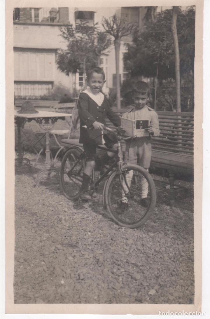 Fotograf&iacute;a antigua: Antigua Fotograf&iacute;a ni&ntilde;os con bicicleta y libro. A&ntilde;os 30. Tama&ntilde;o 18 X 21 cms.