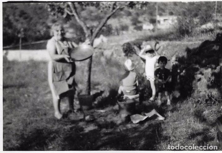 Fotograf&iacute;a antigua: ** AN978 - FOTOGRAFIA - SE&Ntilde;ORA CON TRES JOVENCITOS EN EL CAMPO