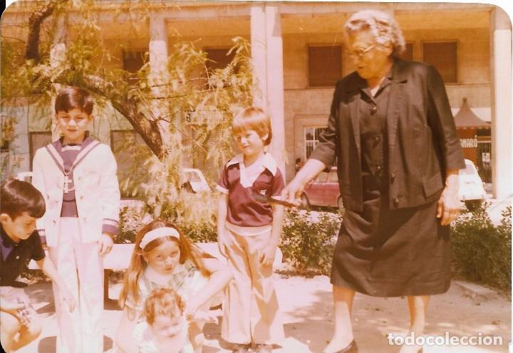 Fotograf&iacute;a antigua: == F1091 - FOTOGRAFIA - SE&Ntilde;ORA CON VARIOS JOVENCITOS