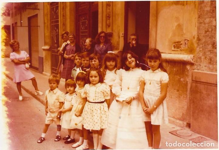 Antique Photography: :::: VF303 - FOTOGRAFIA - JOVENCITA DE PRIMERA COMUNION CON SUS AMIGUITOS