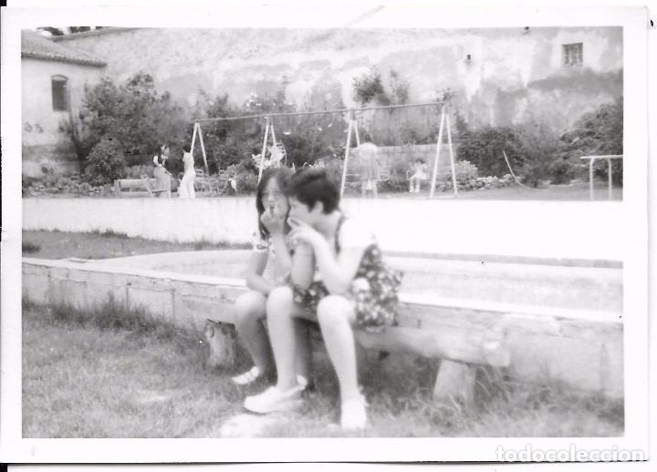 Antique Photography: *** QZ198 - FOTOGRAFIA - DOS AMIGAS SENTADAS EN UN BORDILLO