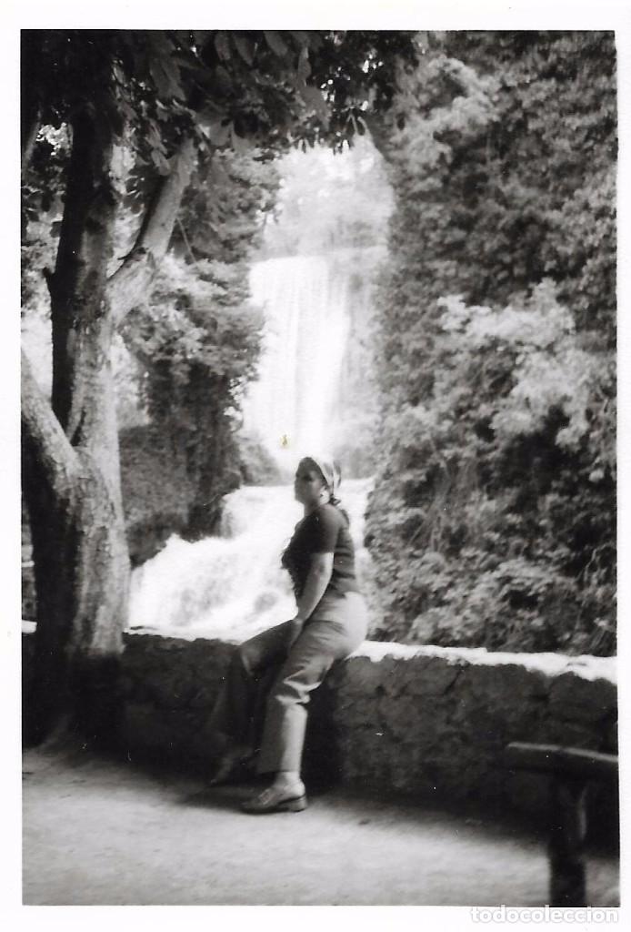 Antique Photography: == F565 - FOTOGRAFIA - SE&Ntilde;ORA JUNTO A UNA CASCADA