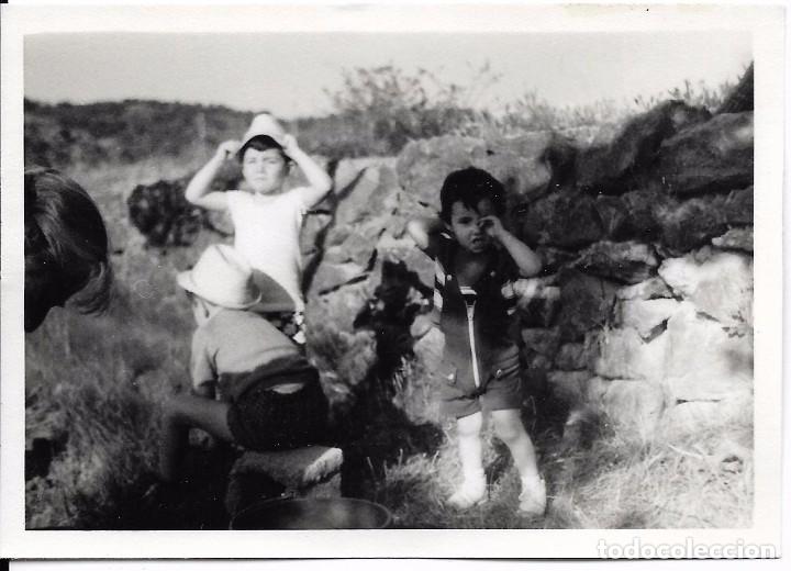 Antique Photography: == F548 - FOTOGRAFIA - NI&Ntilde;OS JUGANDO EN EL CAMPO