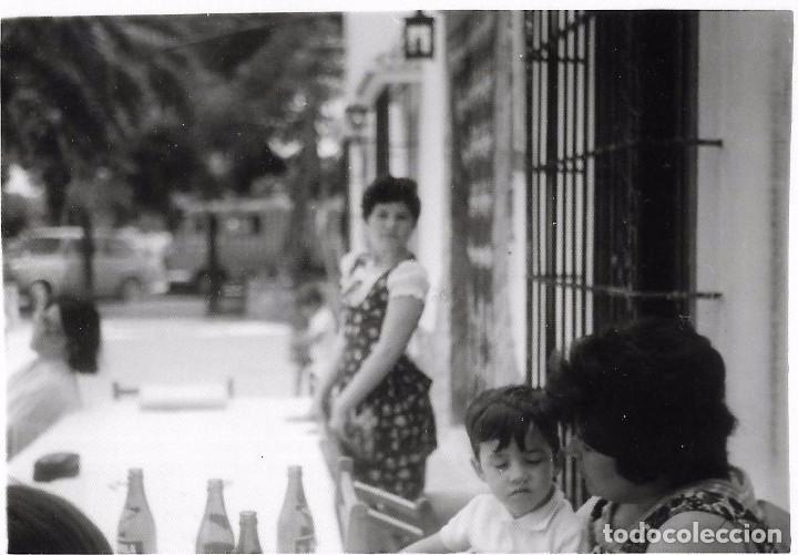 Antique Photography: == F297 - FOTOGRAFIA - SE&Ntilde;OR Y NI&Ntilde;O EN UNA TERRAZA