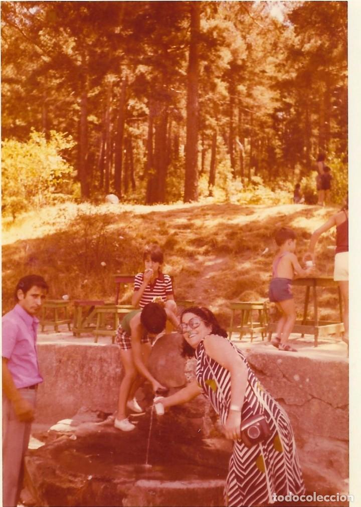 Antique Photography: == N578 - FOTOGRAFIA - GRUPO FAMILIAR JUNTO A UNA FUENTE