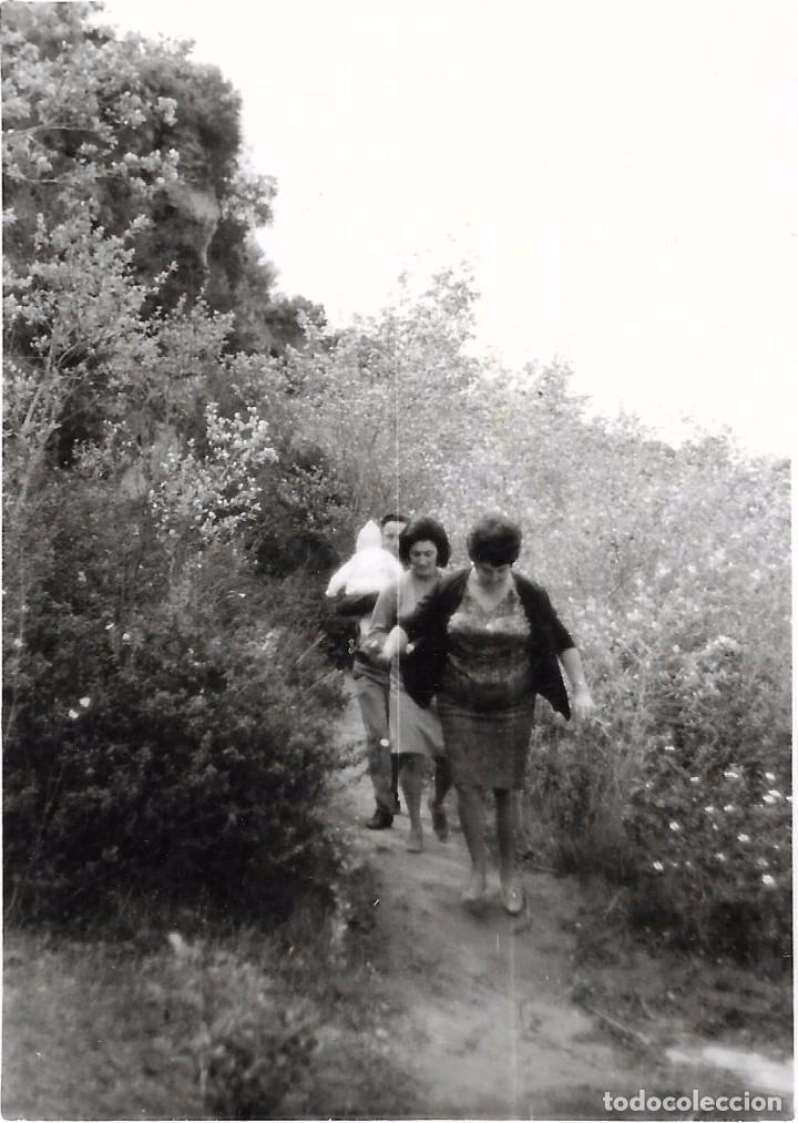 Fotografia antiga: == F275 - FOTOGRAFIA - AMIGOS DE PASEO POR UN CAMINAL