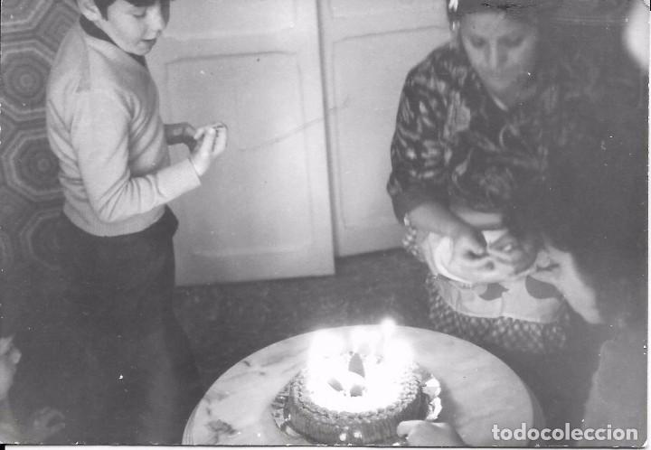Fotografia antica: == N589 - FOTOGRAFIA - SE&Ntilde;ORA Y JOVENCITO JUNTO A UNA TARTA DE CUMPLEA&Ntilde;OS