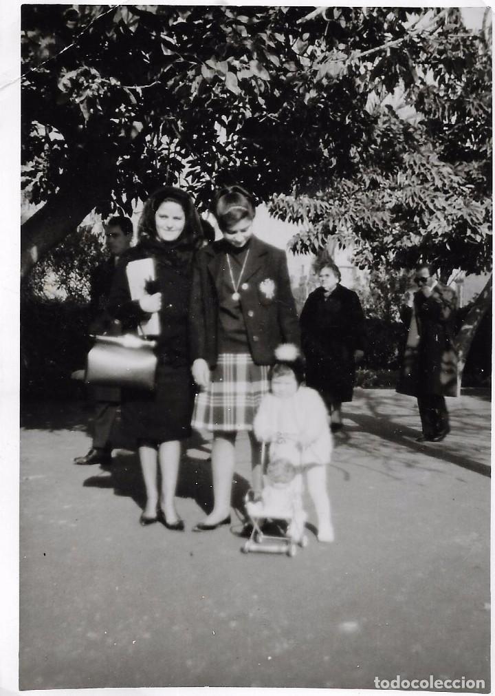 Fotografia antica: == N573 - FOTOGRAFIA - SE&Ntilde;ORA CON UNA JOVENCITA Y UNA NI&Ntilde;A CON SU CARRITO Y SU MU&Ntilde;ECA