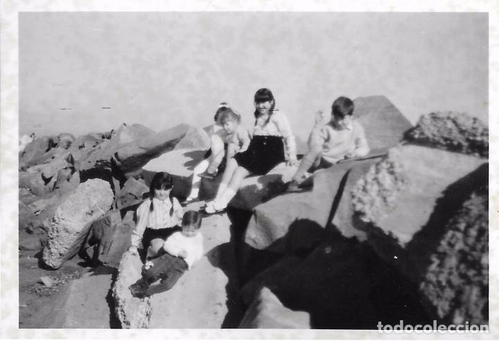 Fotografia antica: ^^^ F326 - FOTOGRAFIA - GRUPO DE JOVENCITOS SENTADOS EN UNAS ROCAS