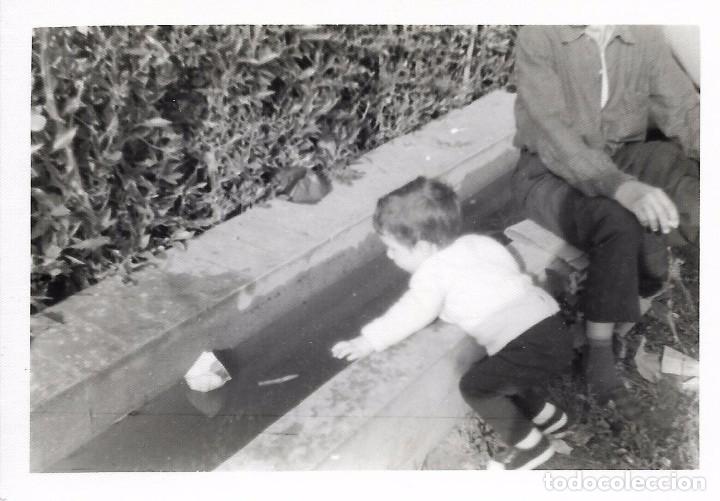 Fotografia antica: == F319 - FOTOGRAFIA - NI&Ntilde;ITO JUNTO A UNA ACEQUIA