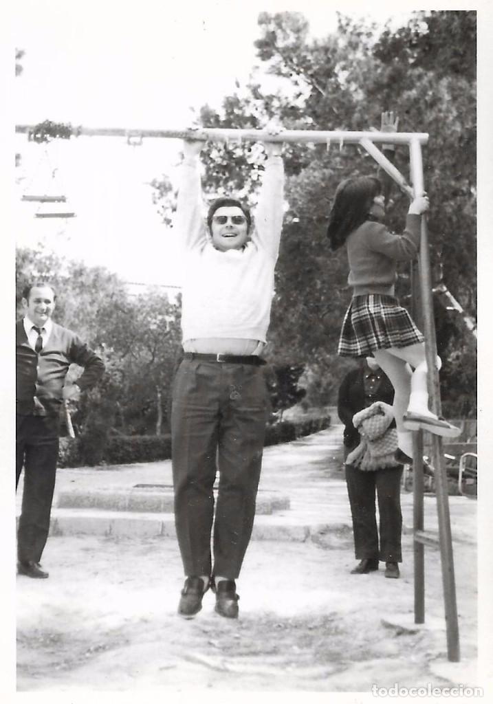 Fotografia antica: == E272 - FOTOGRAFIA - JOVENES EN UN PARQUE