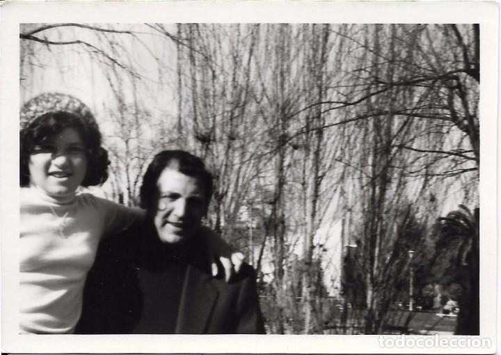 Fotografia antica: == E261 - FOTOGRAFIA - SE&Ntilde;OR CON JOVENCITA EN EL CAMPO