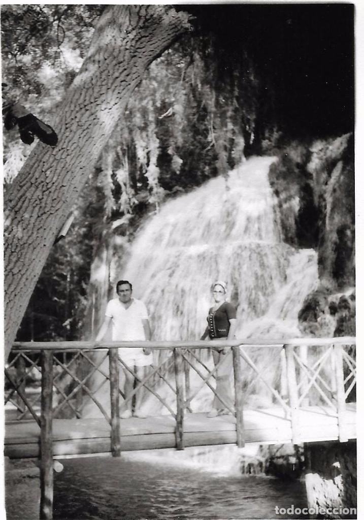 Fotografia antica: == E257 - FOTOGRAFIA - PAREJA JUNTO A UNA CASCADA