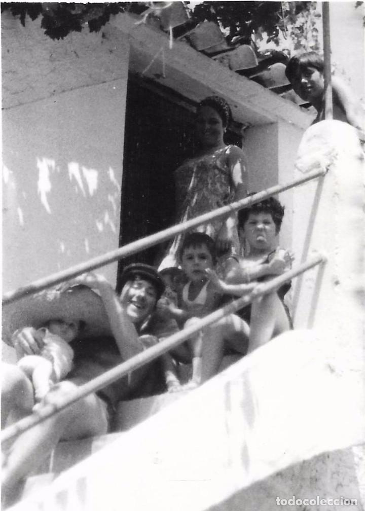 Fotografia antica: == D688 - FOTOGRAFIA - JOVENCITOS SENTADOS EN UNA ESCALERA