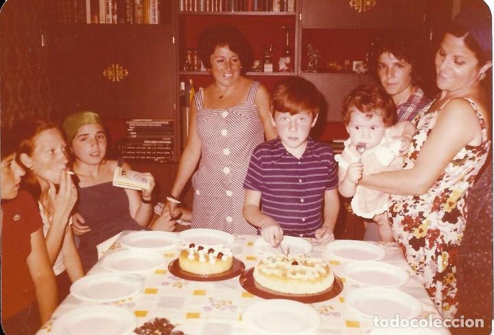 Fotograf&iacute;a antigua: == N998 - FOTOGRAFIA - GRUPO DE AMIGOS EN UN CUMPLEA&Ntilde;OS