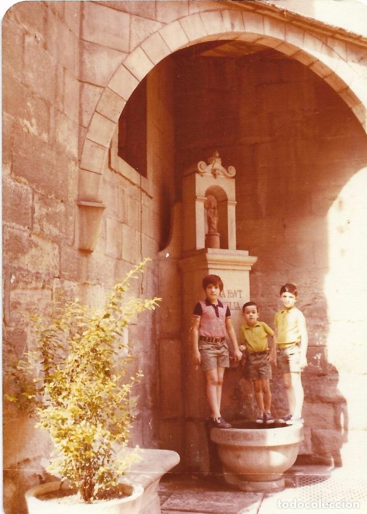 Fotograf&iacute;a antigua: == N997 - FOTOGRAFIA - TRES NI&Ntilde;OS JUNTO A UNA FUENTE