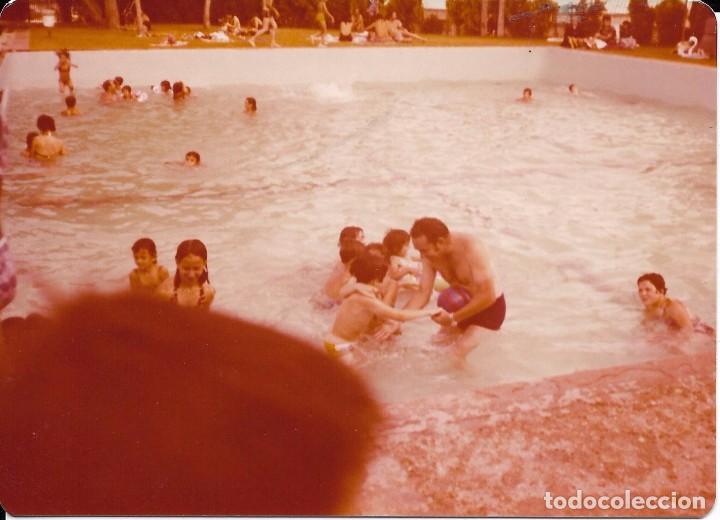 Fotografia antiga: == N996 - FOTOGRAFIA - GENTE TOMANDO EL BA&Ntilde;O EN UNA PISCINA