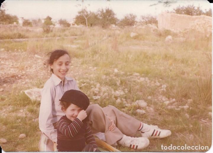 Fotografia antiga: == N991 - FOTOGRAFIA - JOVEN Y NI&Ntilde;O EN EL CAMPO
