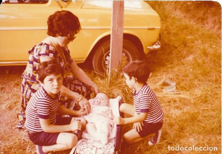 Fotografia antiga: == N980 - FOTOGRAFIA - SE&Ntilde;ORA CON SUS NI&Ntilde;OS JUNTO A UN COCHE