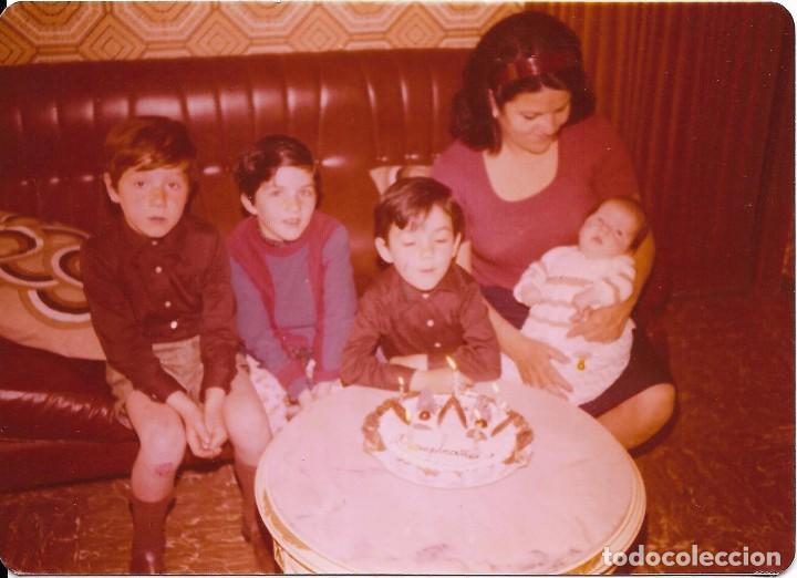 Fotografia antiga: == N979 - FOTOGRAFIA - SE&Ntilde;ORA CON SUS NI&Ntilde;OS JUNTO A UNA TARTA DE CUMPLEA&Ntilde;OS