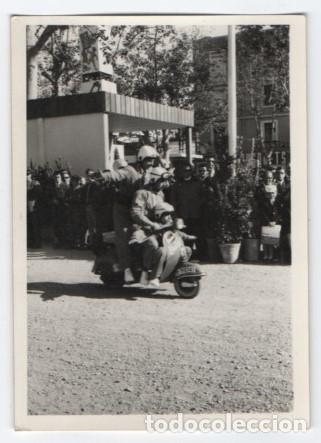 Fotografia antica: FOTOGRAFIA FERIA DE MUESTRAS 1966 EXHIBICION MOTO VESPA